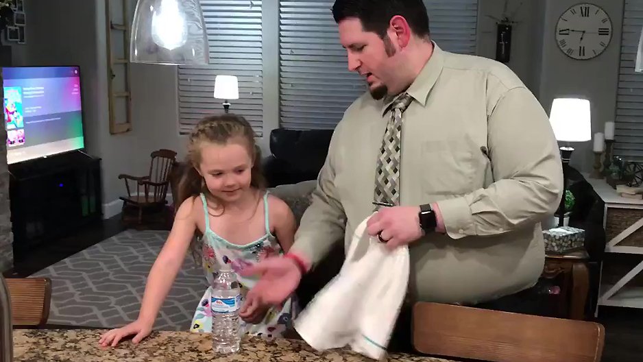 Un papa fait un tour de magie à sa fille