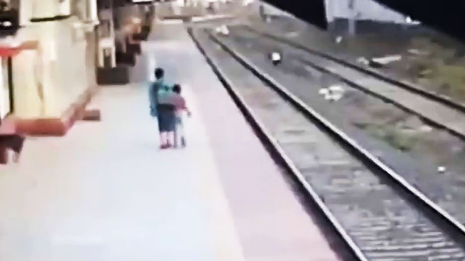 Un homme sauve un enfant tombé sur les rails